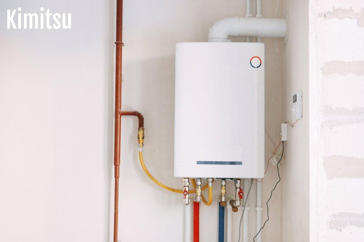 Chauffe-eau thermodynamique de 200L dans une buanderie lumineuse et bien ventilée.