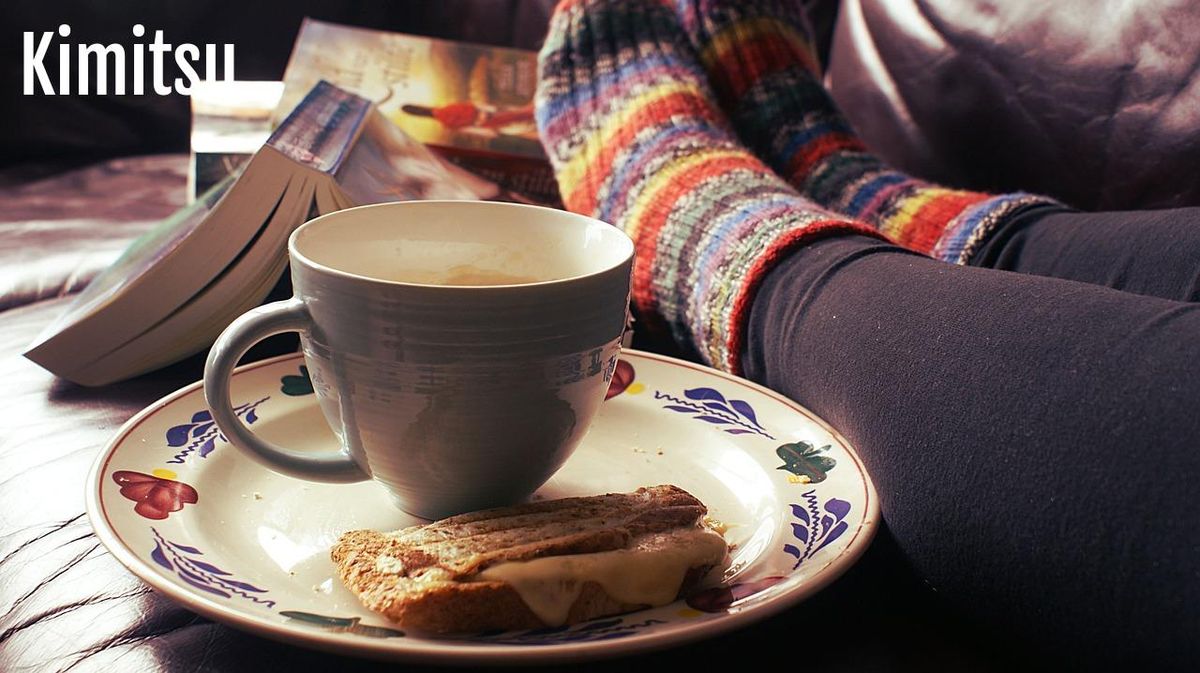 Chaussettes chaudes, livre ouvert, café fumant : créez votre coin lecture douillet.