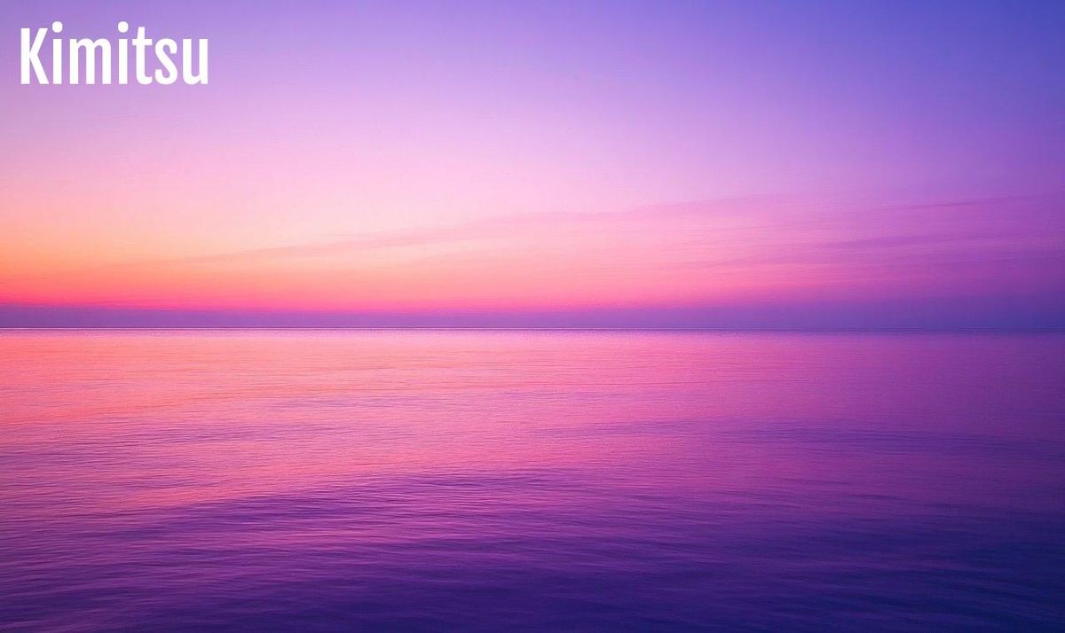 Ciel violet et mer rose : une palette apaisante pour un séjour spacieux et moderne.