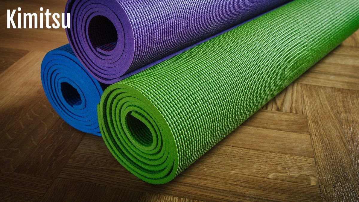 Comparatif visuel des tapis de yoga Manduka eKO et Decathlon Kimjaly, confort et durabilité en image.