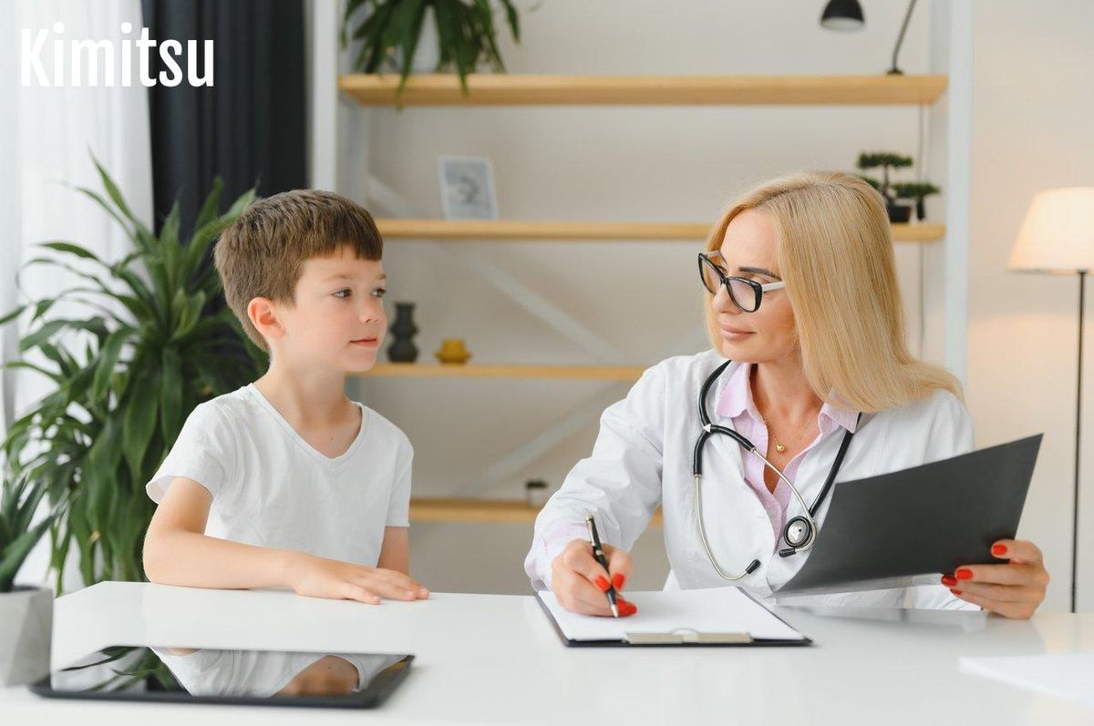 Consultation médicale calme entre parents et médecin, essentiel pour rester serein face aux diagnostics contradictoires.