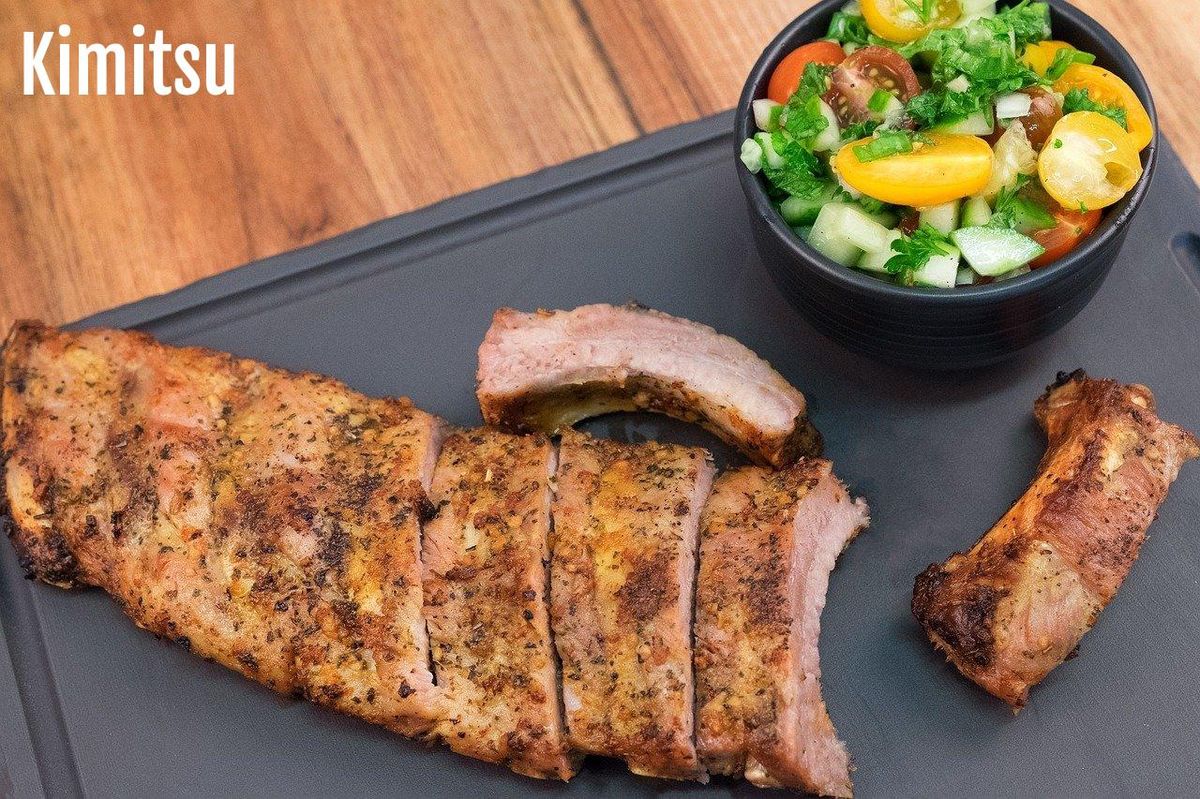 Côtes grillées et salade fraîche, une harmonie de saveurs pour les recettes de saison.