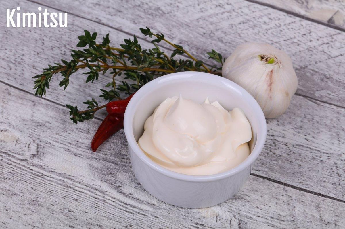 Crémeux et aromatique : les secrets d’une émulsion parfaite dévoilés avec ail et herbes.