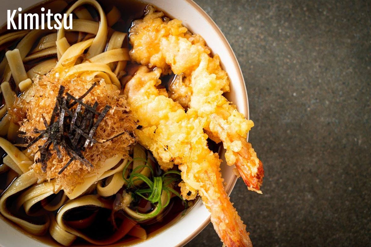 Crevettes tempura croustillantes sur des nouilles, un délice à recréer chez vous.