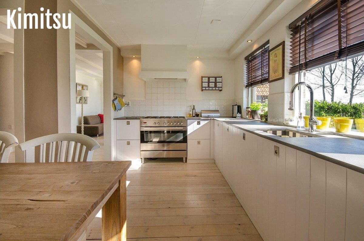 Cuisine lumineuse et moderne, idéale pour ajouter des plantes vivantes.