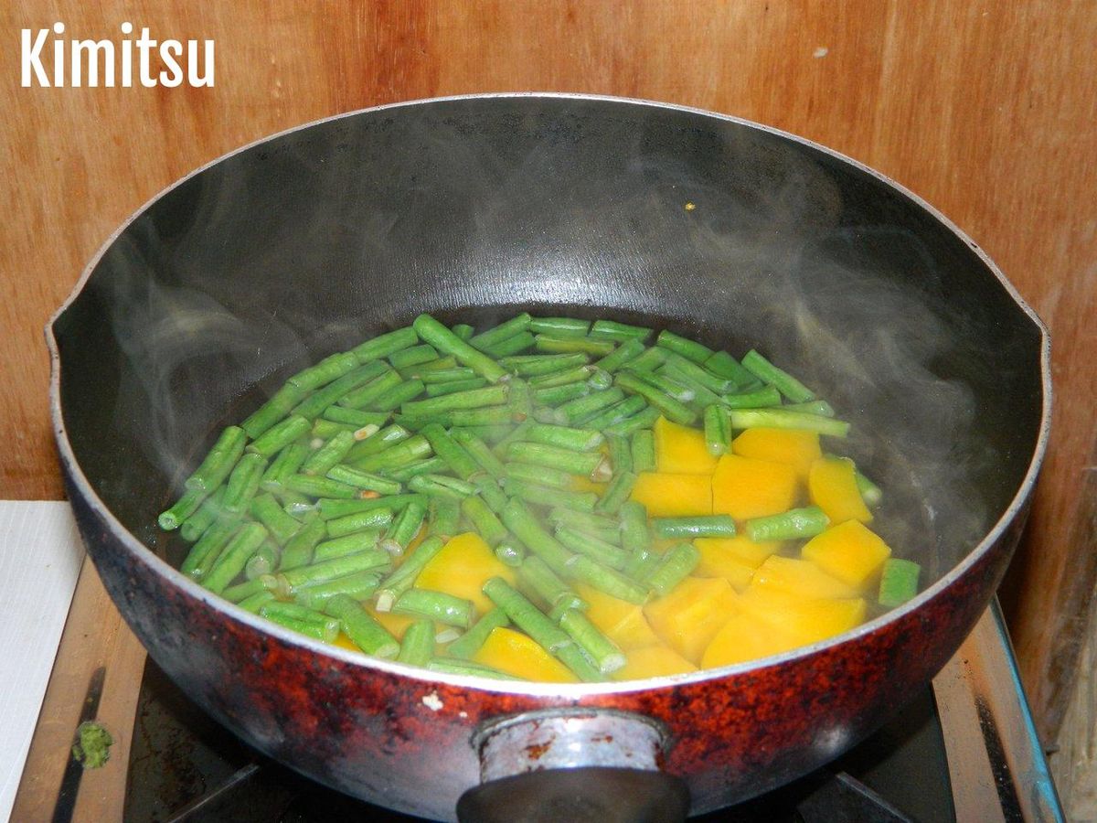 Cuisson séparée des haricots verts et courges: l’astuce pour une ratatouille exquise.