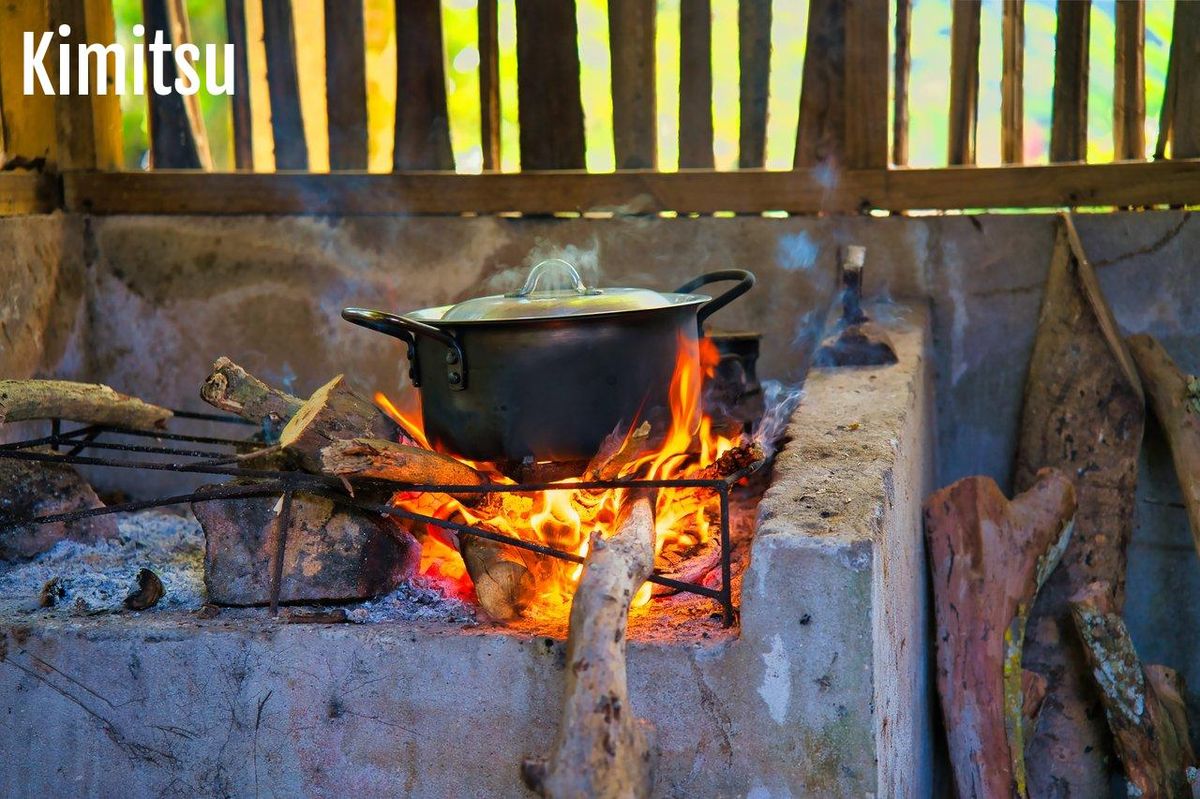 Cuisson sur feu vif, à l'ancienne, pour une socca niçoise authentique et savoureuse.