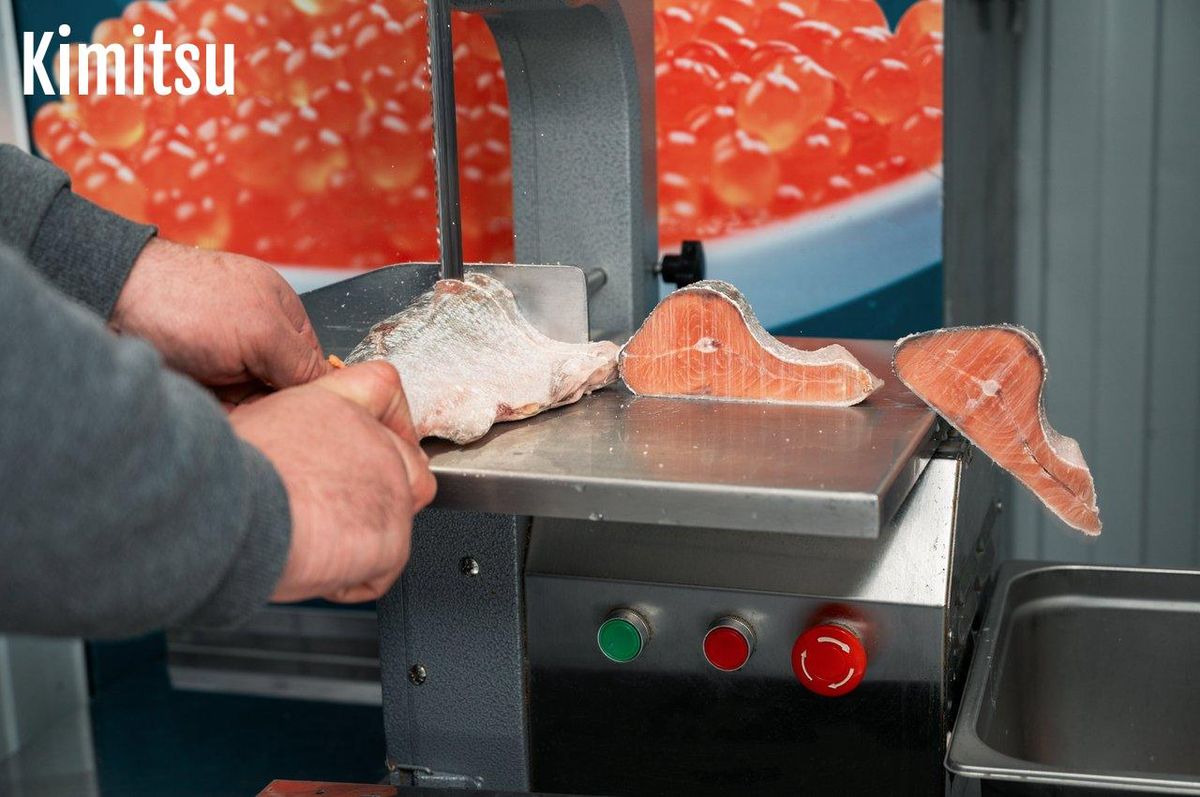 Découpe précise du saumon : essentiel pour un sashimi de qualité, chaque tranche compte.