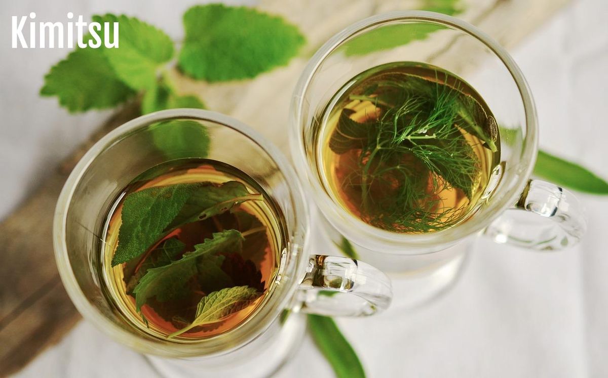 Deux tasses d'infusion, bienfaits verts au quotidien.