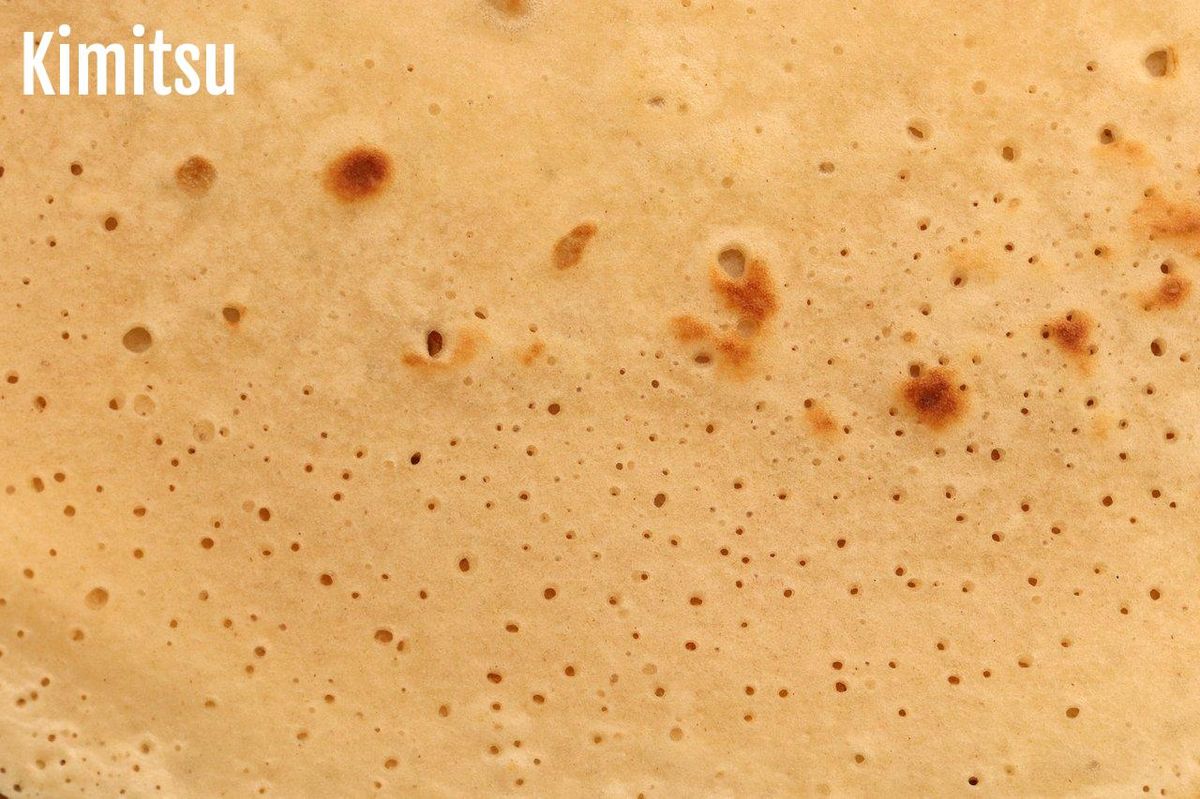 Dorée et légèrement marquée, la socca réussie croustille en surface.