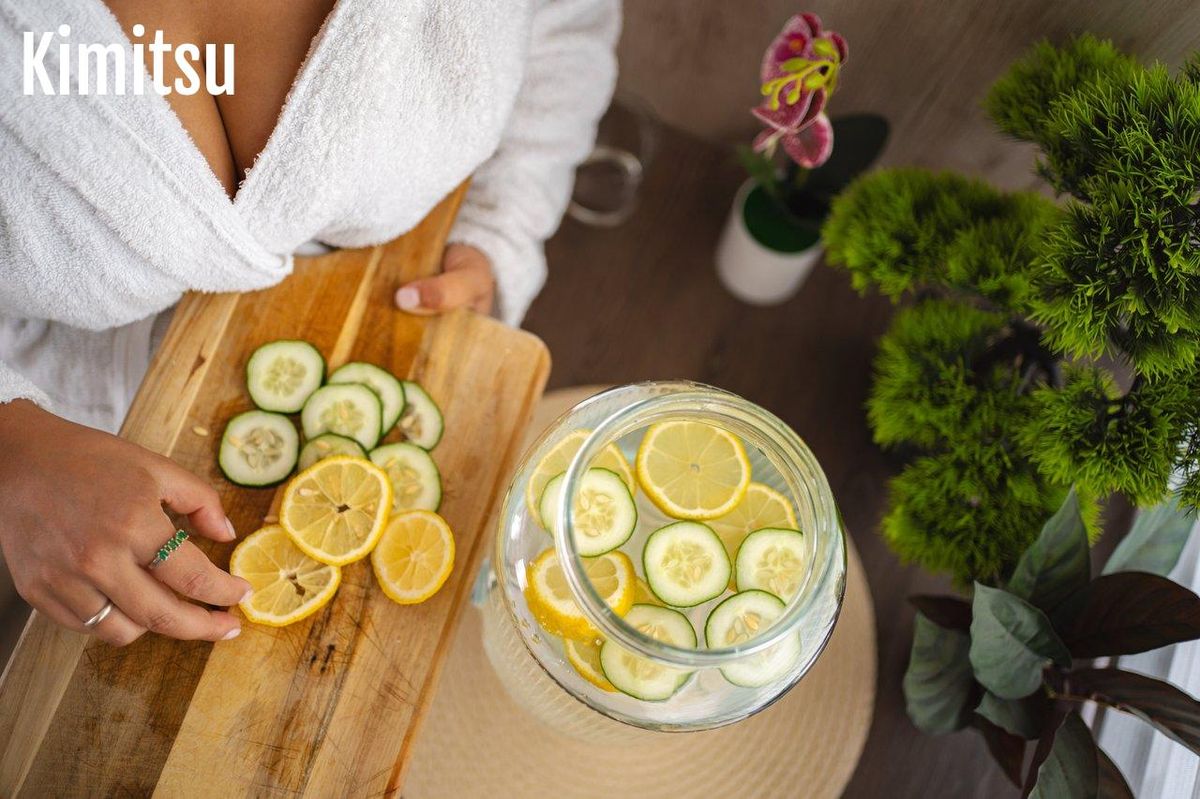 Eau aromatisée maison aux fraises, menthe fraîche et concombre pour une hydratation saine et rafraîchissante.