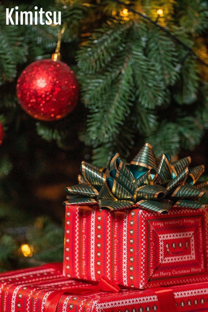 Éclat hivernal : sapin, boules et cadeaux illuminent Noël naturellement.