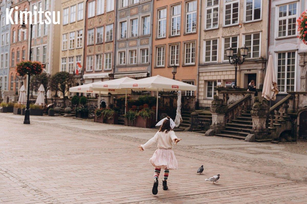 Enfant joyeuse explorant la ville : parfait pour une sortie enrichissante en famille.