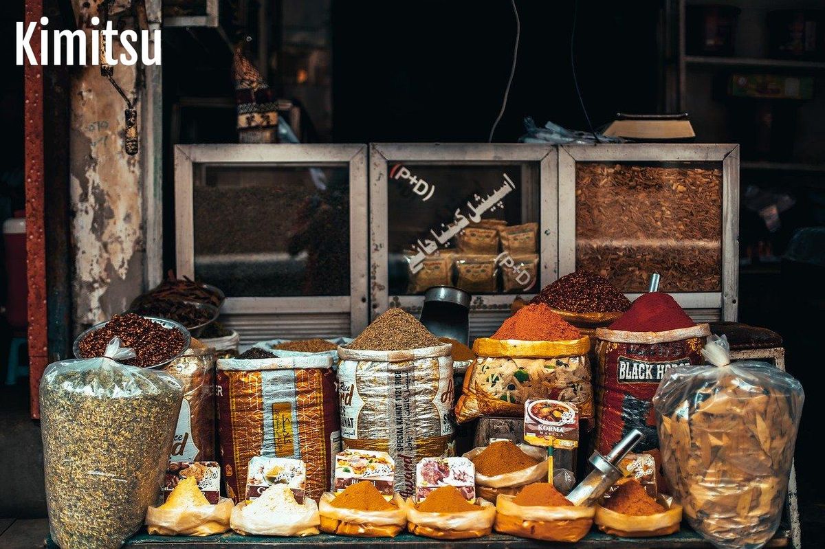 Épices colorées en vrac : une source naturelle pour des nettoyants maison efficaces et parfumés.