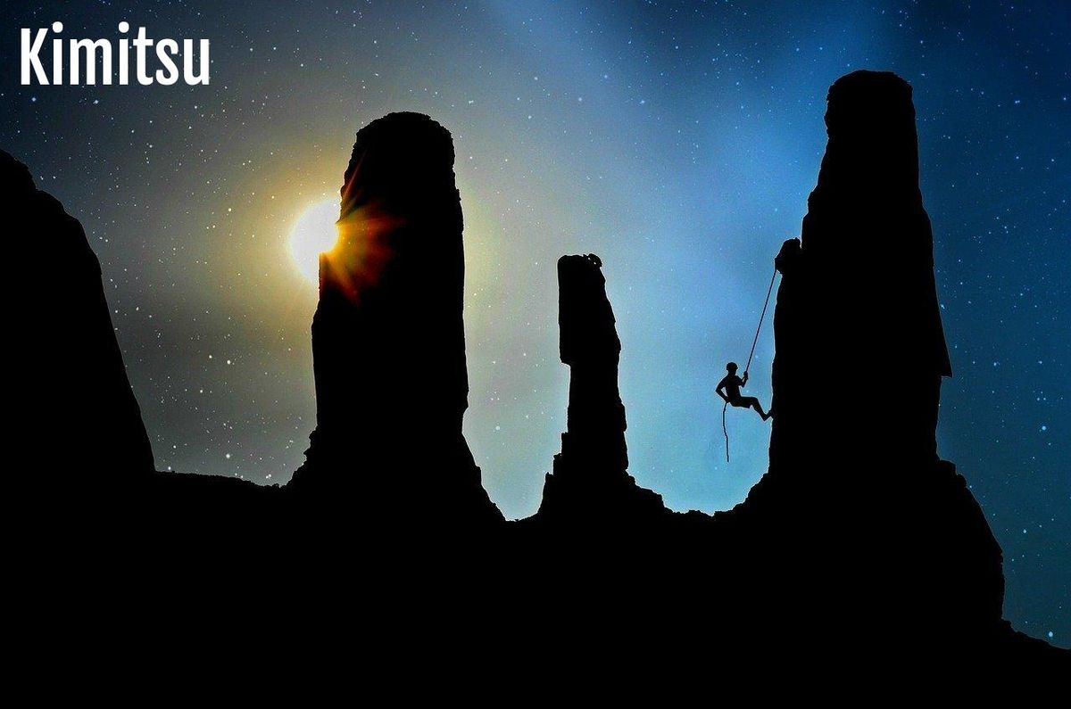 Escalade spectaculaire à la lueur des étoiles, parfaite pour choisir sa prochaine aventure extrême.