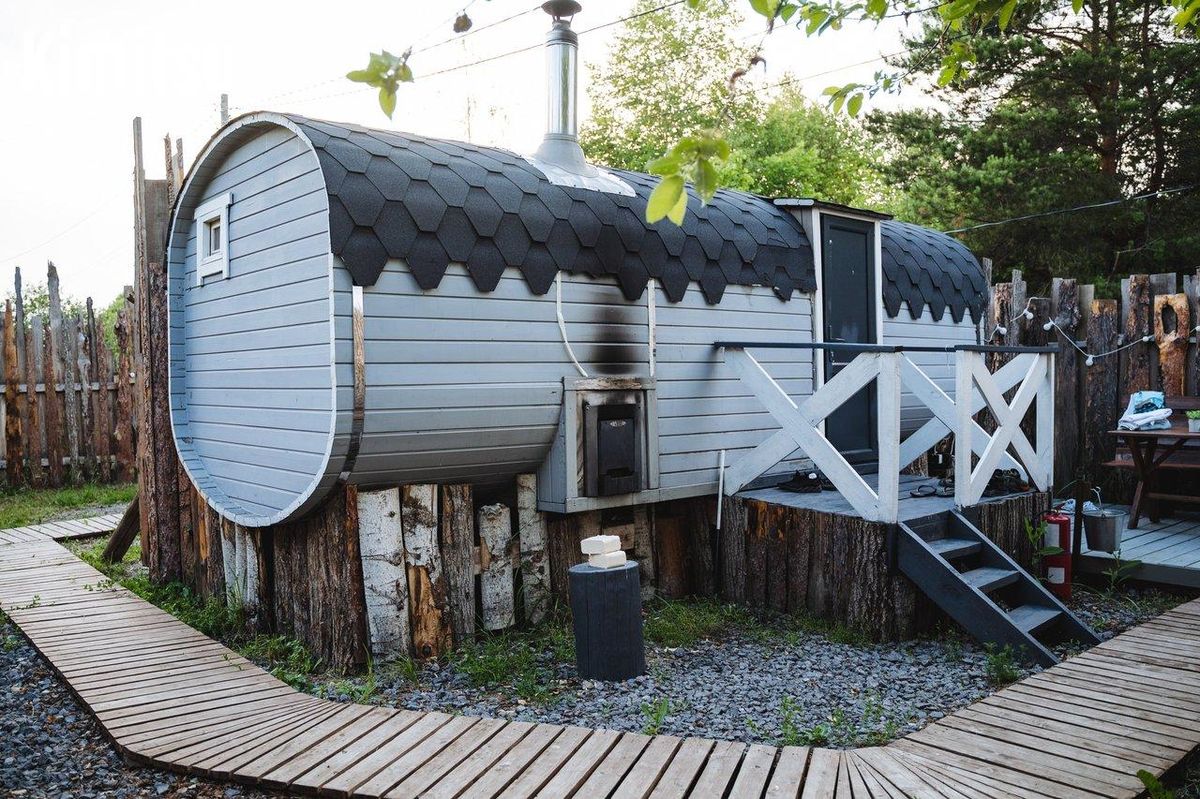 Évasion rustique : séjournez dans un tonneau transformé, un choix insolite pour vos aventures uniques.