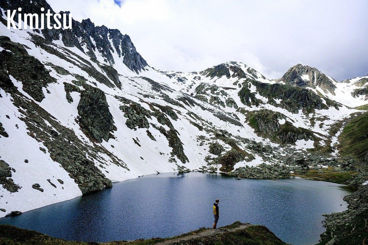 Explorateur au bord d'un lac alpin : secrets du Mercantour révélés.