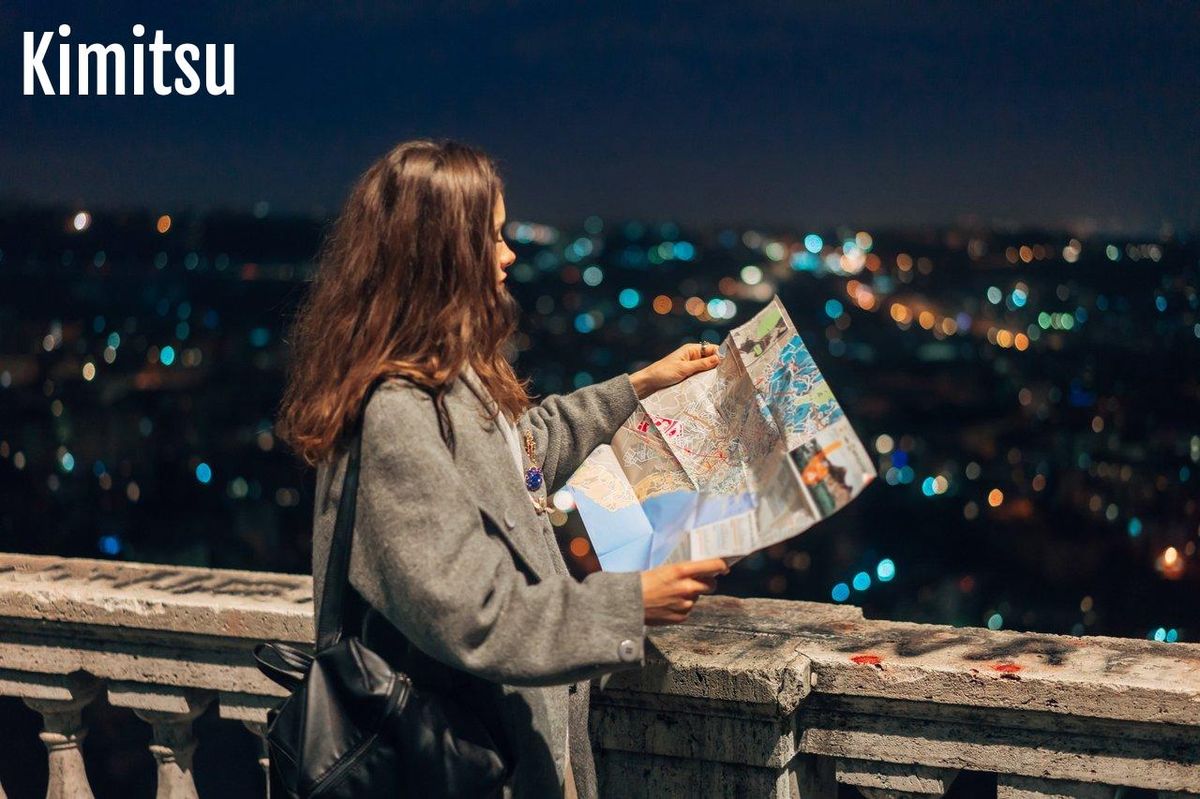 Explorer la ville carte en main, une étape clé pour un voyage solo en Europe.