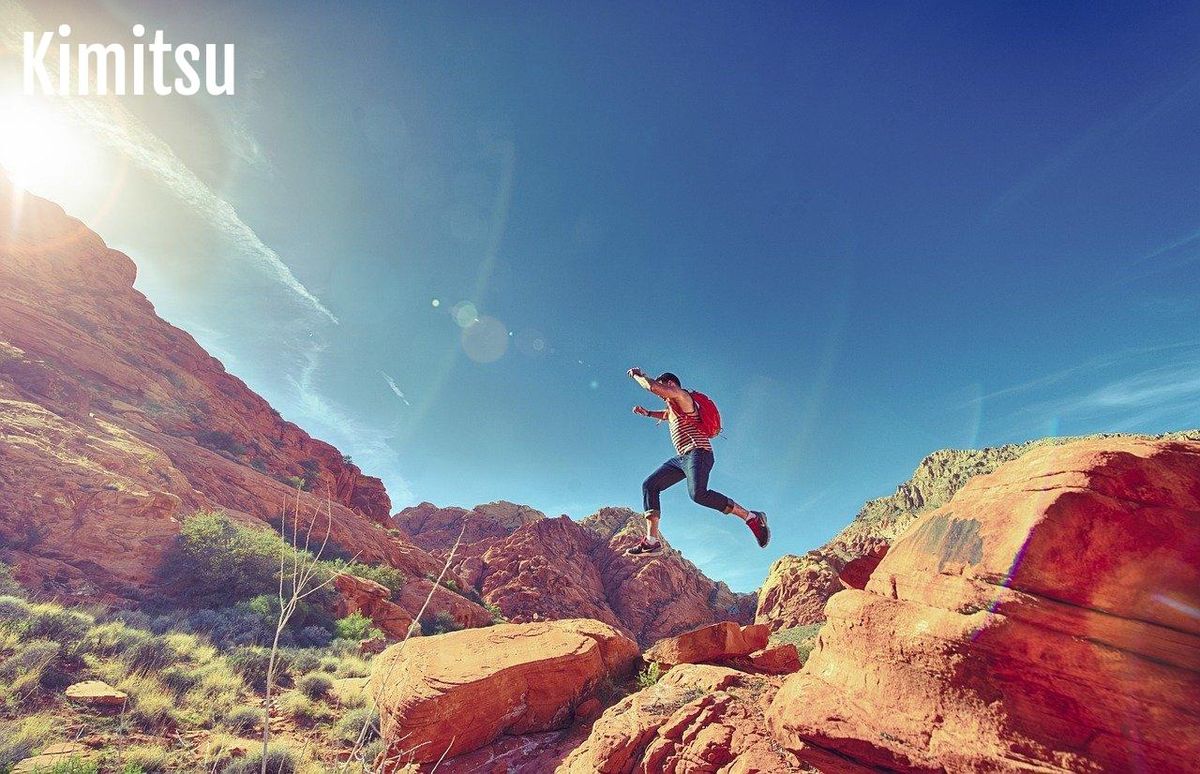 Explorez les sommets en famille : bonnes chaussures et sac à dos, vos alliés indispensables.