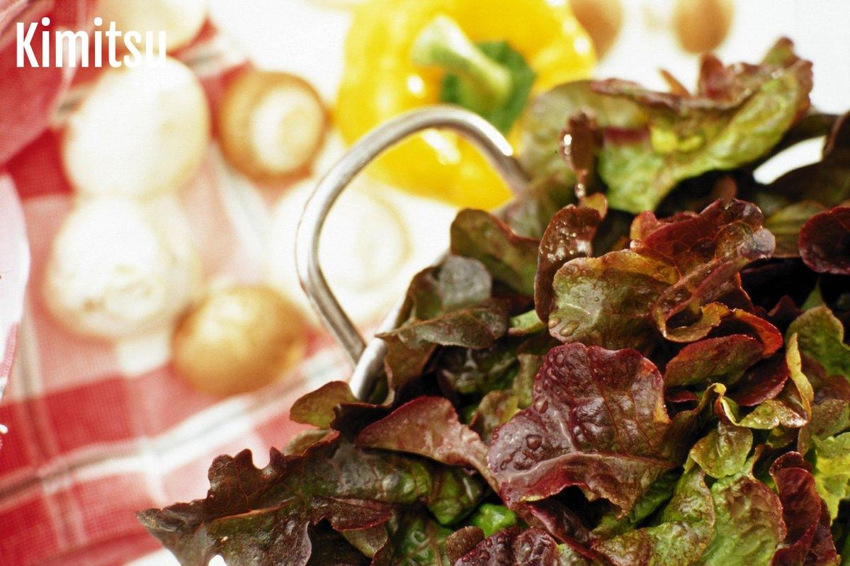 Feuilles d'herbes provençales : l'essence fraîche de la salade niçoise authentique.
