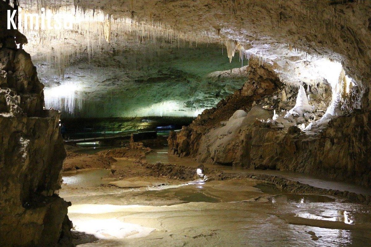 Grottes magiques : stalactites illuminées, voyagez au cœur des merveilles naturelles de 2025.