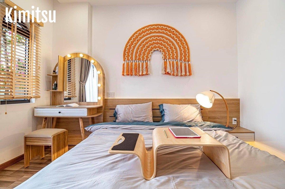 Harmonie dépareillée : bois clair et déco vibrante créent un salon accueillant.