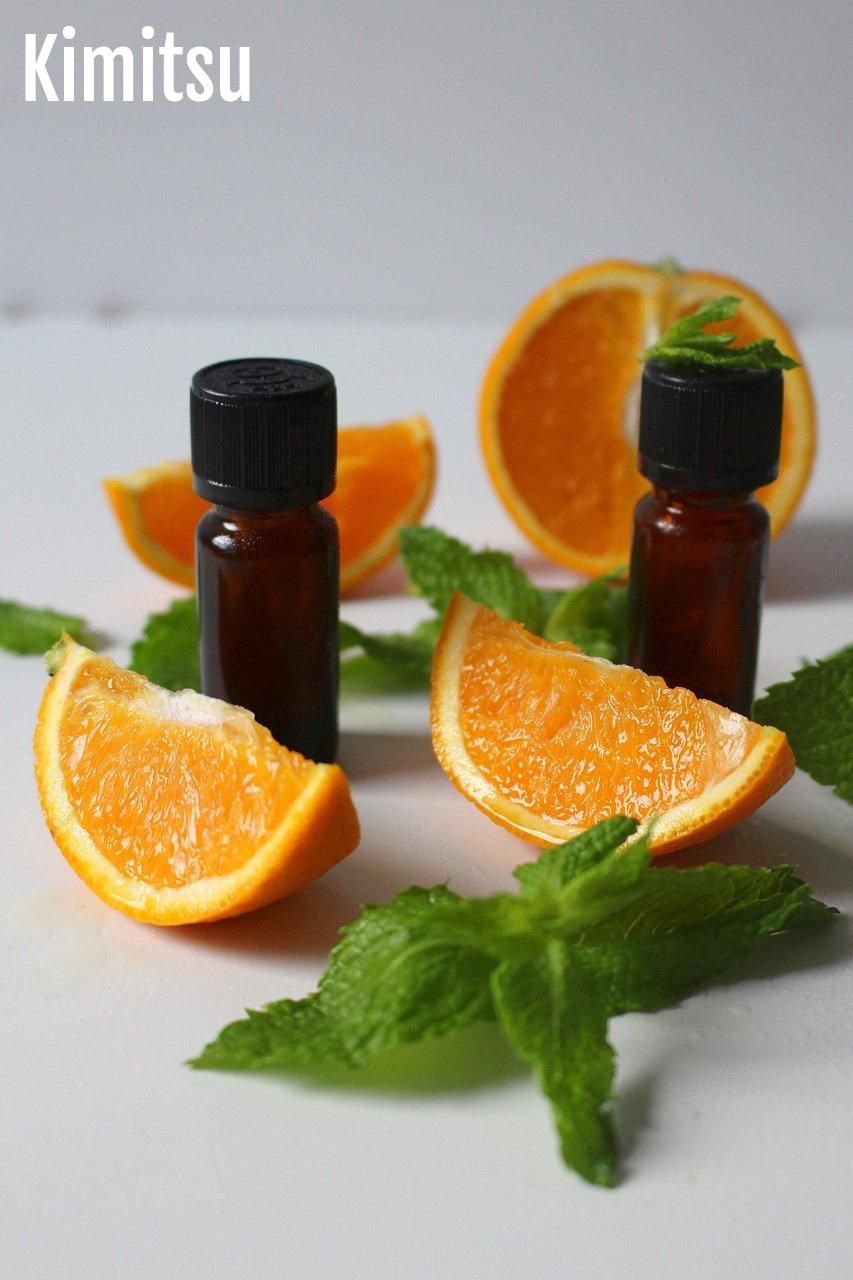 Huiles d'orange et menthe : notes fraîches pour une ambiance apaisante au salon.