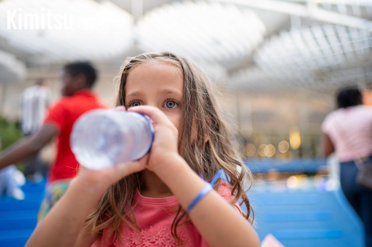 Illustration éducative montrant une bouteille d'eau pour enfants, encourageant l'hydratation saine dès le jeune âge.