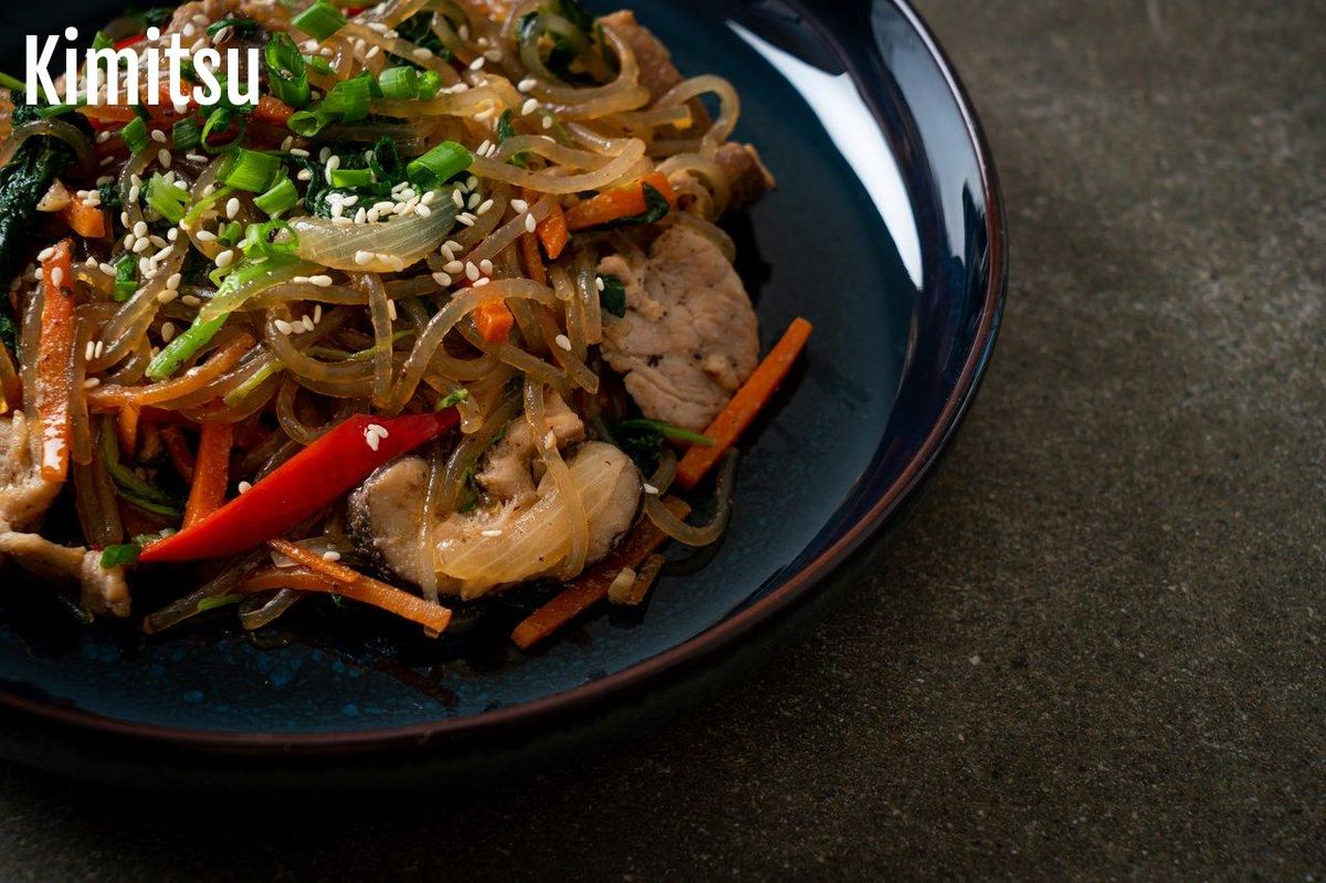 Japchae: explosion de couleurs et textures, un incontournable des plats coréens à tester chez soi !
