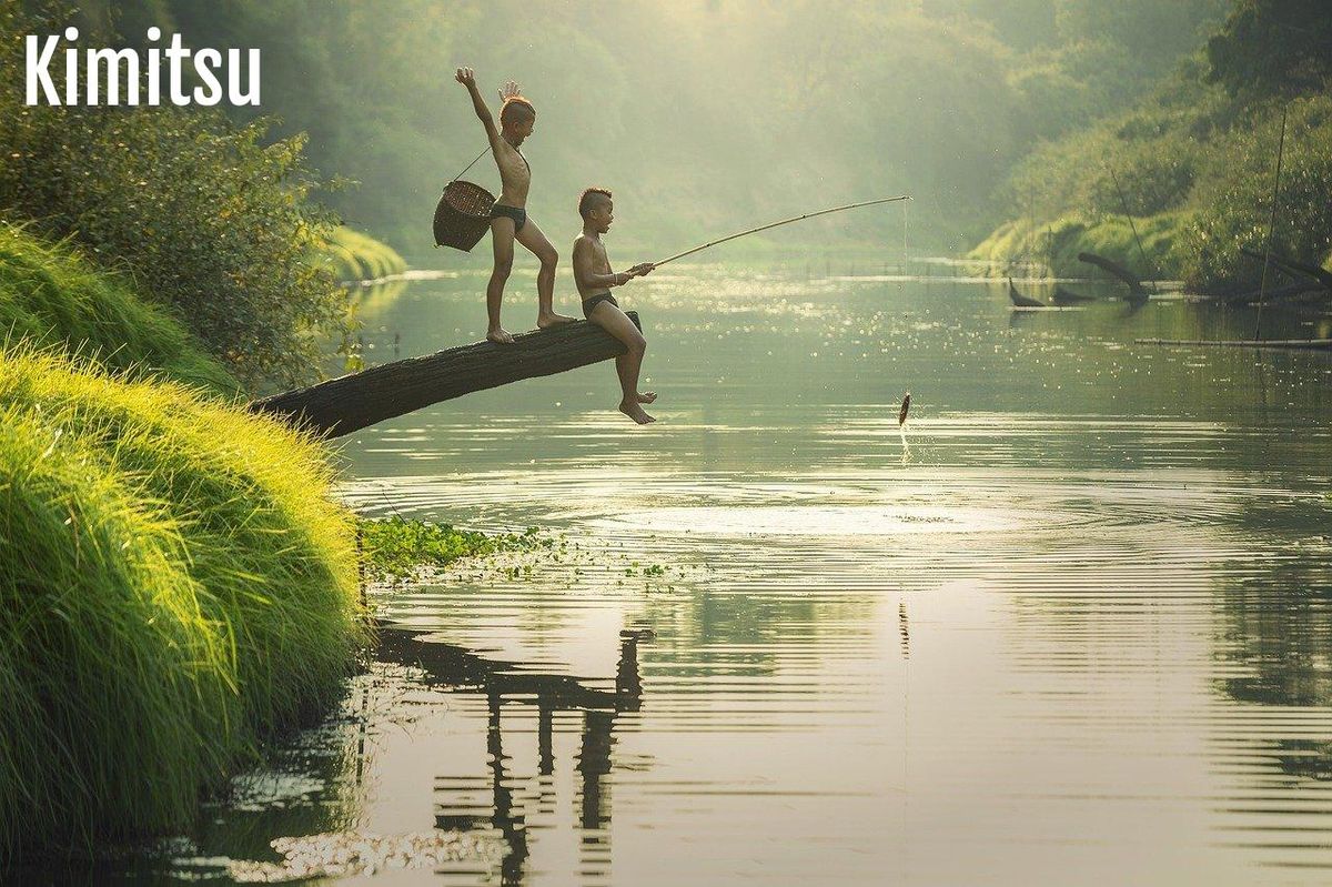 Jouer dans la nature : complicités naissantes sur les rives.