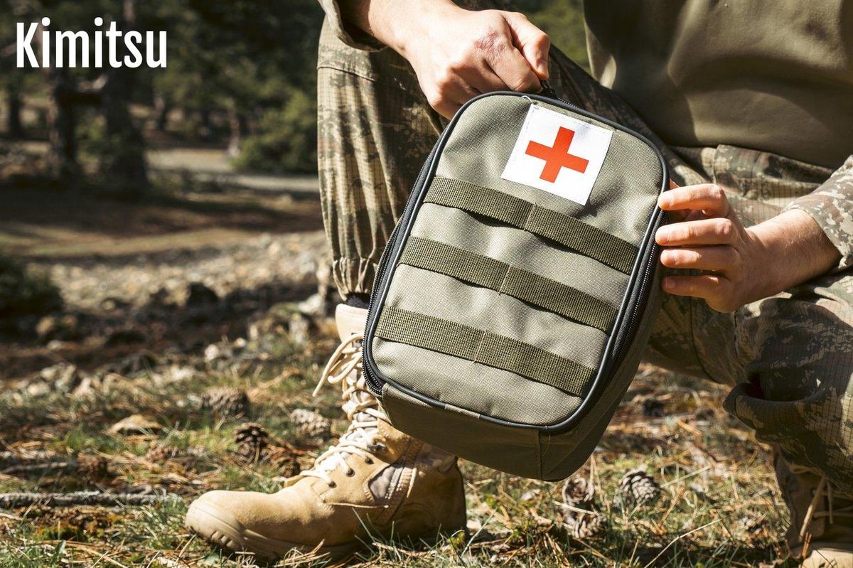 Kit de survie essentiel : soyez prêt pour les premiers secours en milieu sauvage.