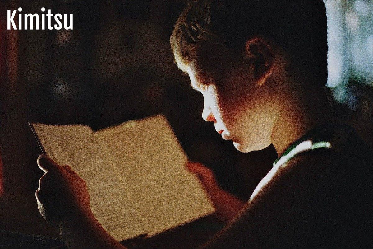 L'émerveillement d'un jeune lecteur, un pas vers la passion de la lecture.