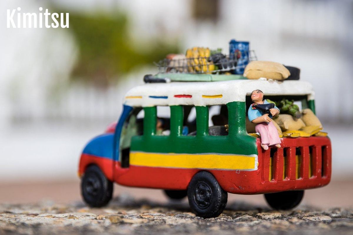 Minibus coloré : symbole de l'aventure économique et flexible sur les routes lointaines.