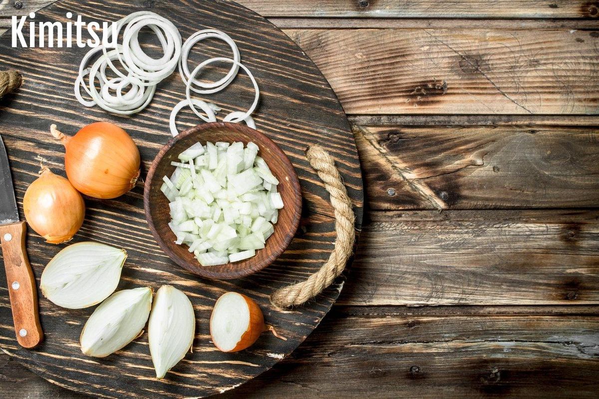 Oignons prêts pour une compotée fondante. Un pas essentiel pour la pissaladière niçoise.