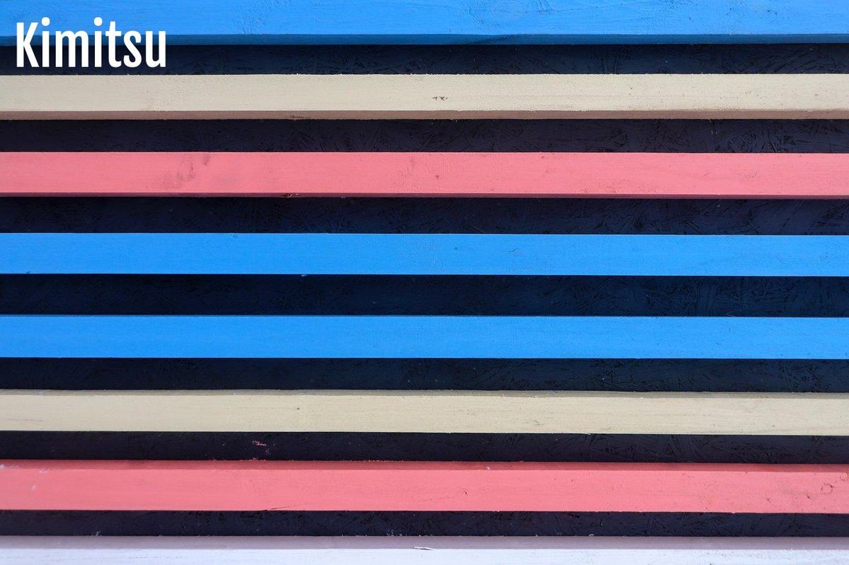 Palette rétro de couleurs vives et textures en bois pour un style mid-century authentique.