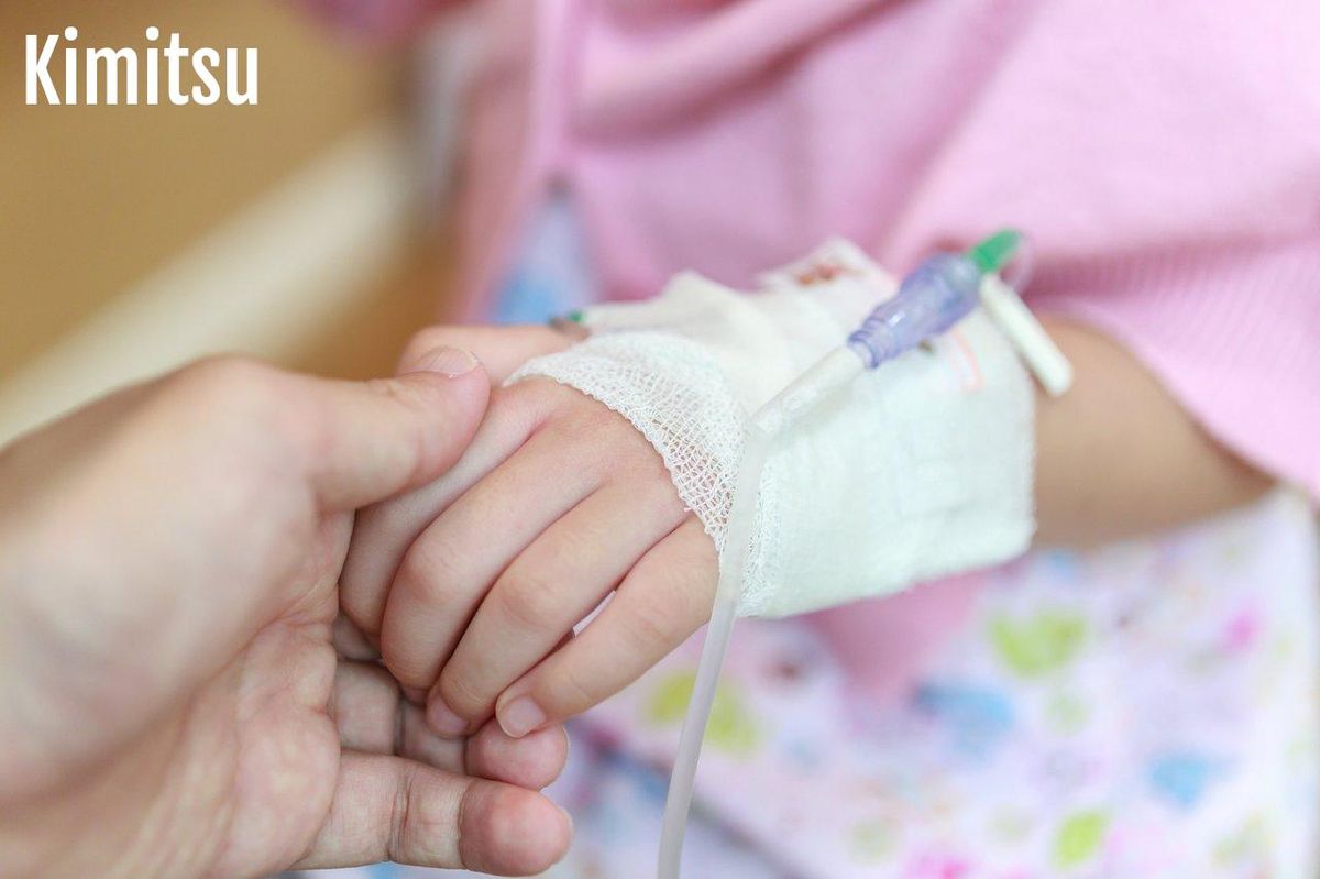 Parent tenant la main de son enfant dans un cadre hospitalier, symbole de calme et de confiance face aux diagnostics médicaux.