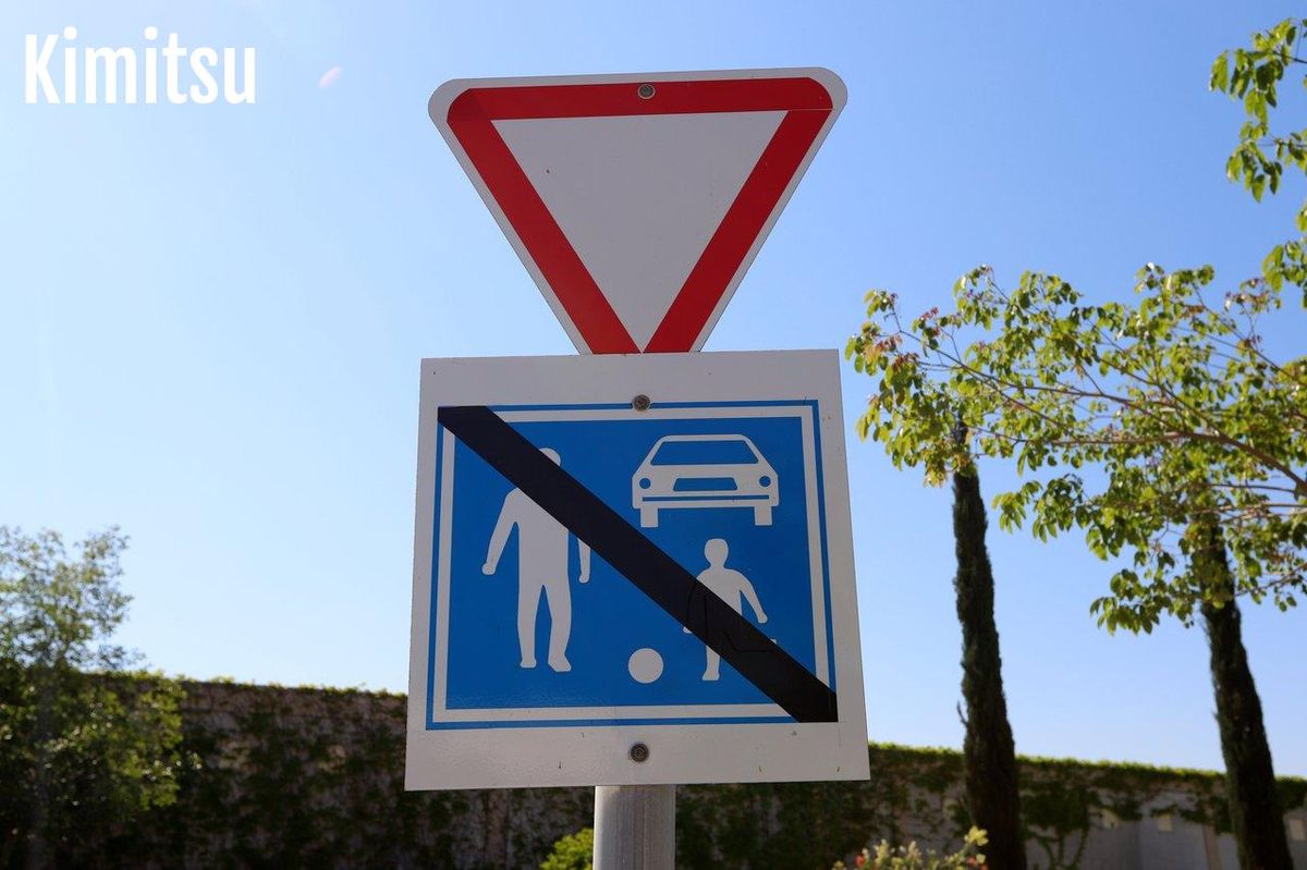 Pensez à la sécurité : Priorité aux routes sûres et bien signalées en auto-stop.