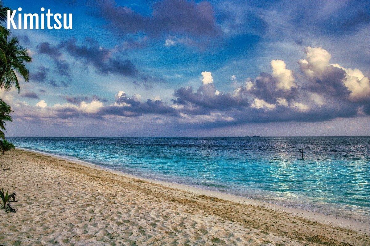 Plage des Maldives, où se rencontrent ciel et mer, paradis ultime des plongeurs.