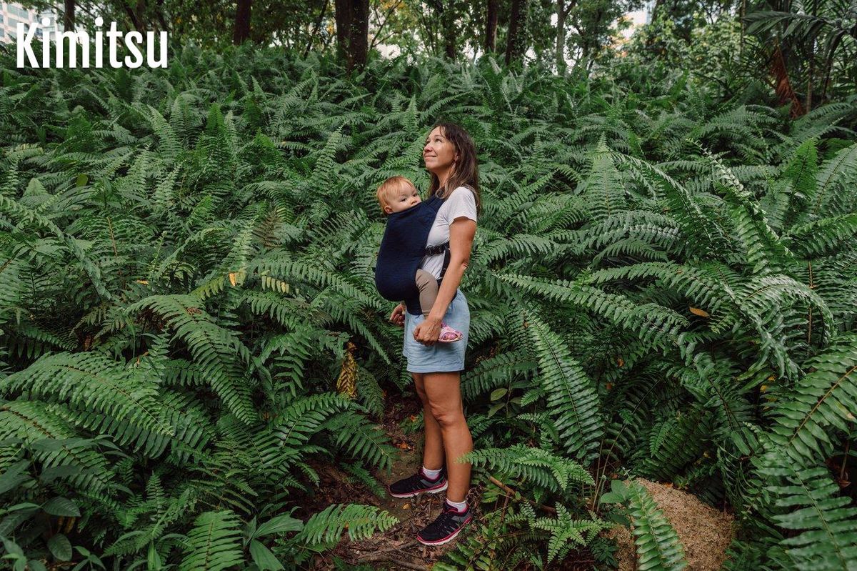 Porte-bébé ergonomique outdoor In Season d'Infantino pour explorer la nature en toute confort avec bébé.