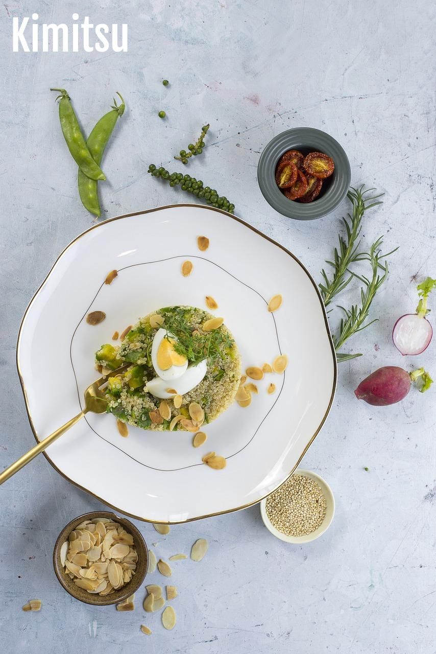 Quinoa coloré, œuf délice : une assiette arc-en-ciel pleine de saveurs pour vos petits gourmets.