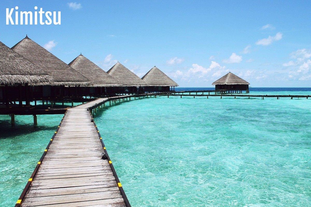 Refuge idéal de la Gen Z : bungalows sur l'eau, symbole parfait d’un séjour all-inclusive.