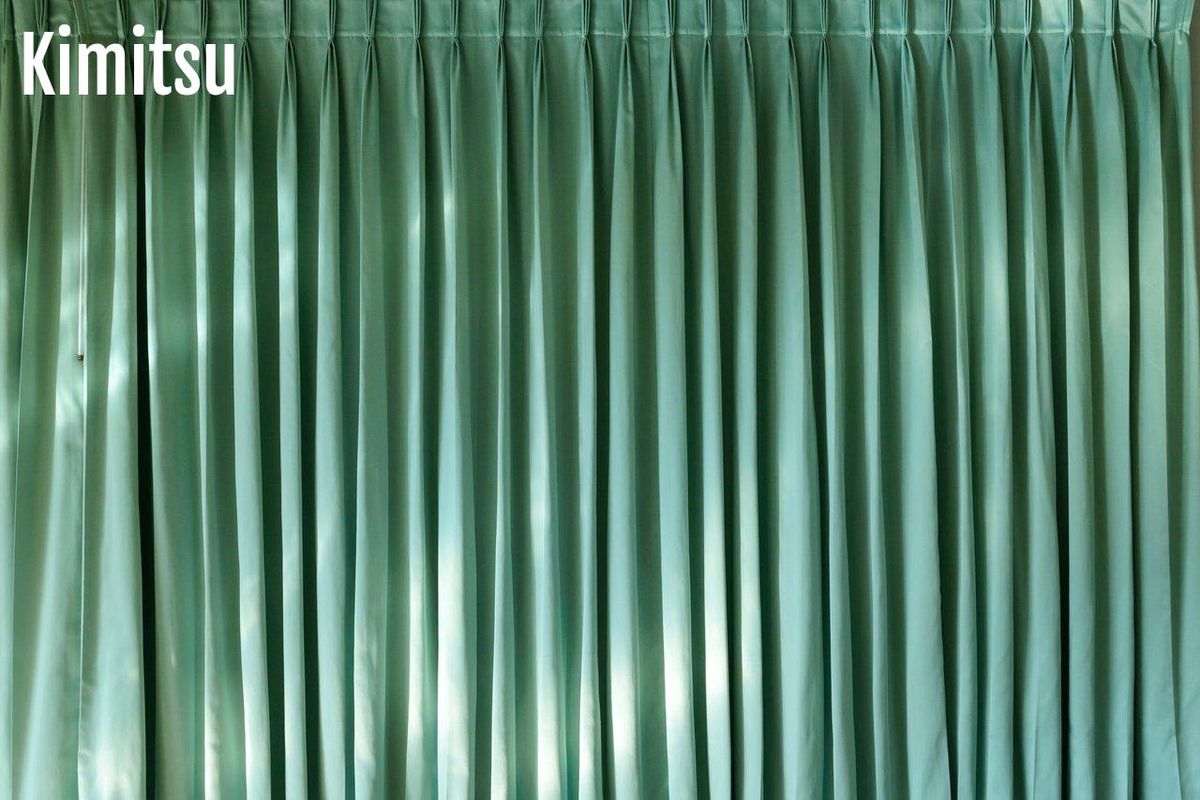 Rideaux plissés verts ajoutent texture et élégance, parfaits pour studieuses et salons.