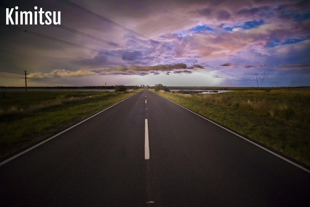 Route vers l'aventure : le ciel inspire l'auto-stop sous un crépuscule coloré.