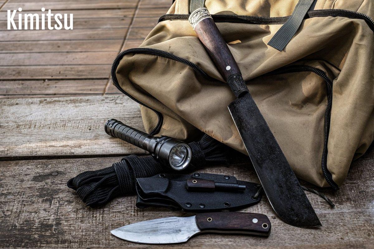 Sac à dos, machette et lampe : tout pour survivre en pleine nature.