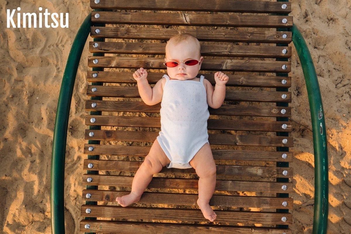 Sac de vestiaire bien organisé avec compartiments pour vêtements secs et mouillés, idéal pour un bébé nageur heureux.