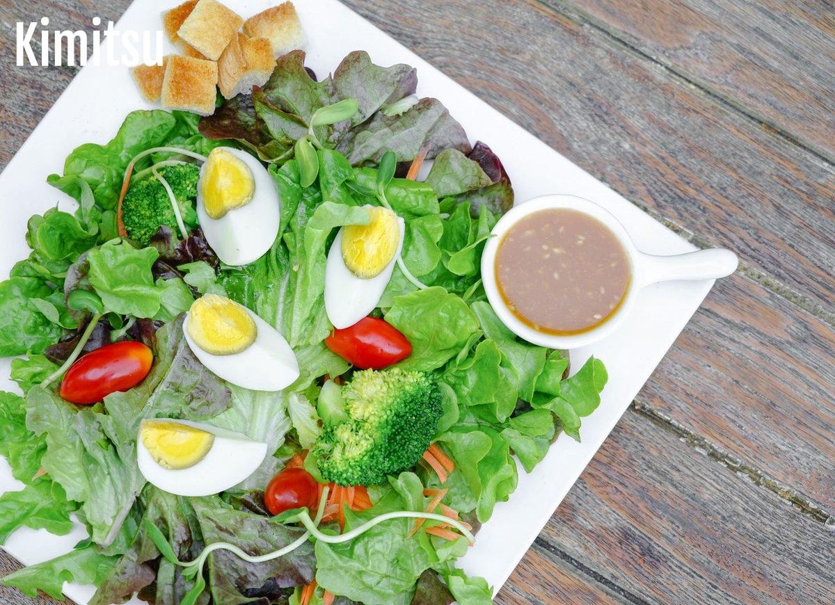 Salade vibrante : œufs et croûtons modernisent la tradition pour un délice visuel et gustatif.