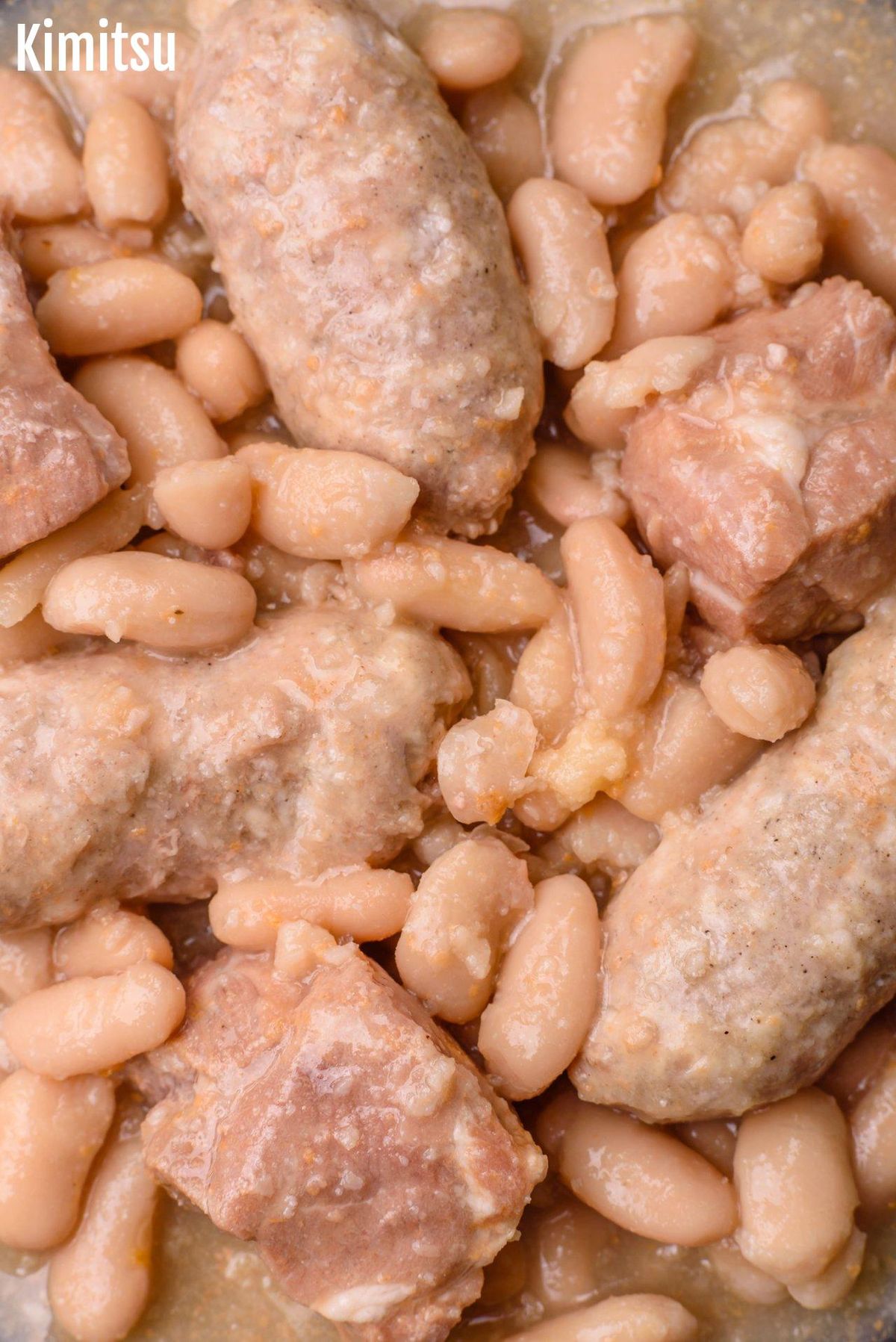 Saucisses et haricots : un duo incontournable du cassoulet authentique.