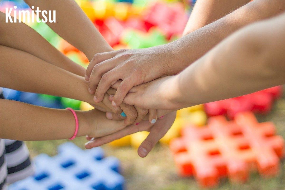 Solidarité et partage, les valeurs clés des jeux de société pour enfants.