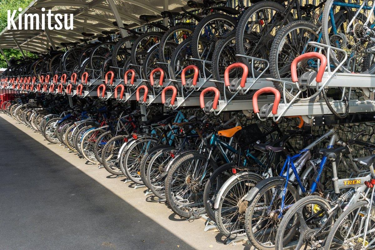 Support mural en bois pour vélo suspendu verticalement dans un garage organisé, optimisant l'espace avec un wooden bike rack garage.