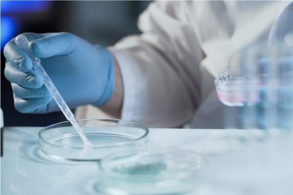 médecin de la fécondation assistée